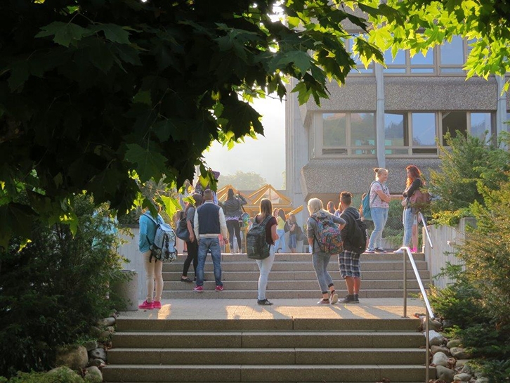 Lernende vor dem Berufs- und Weiterbildungszentrum Toggenburg